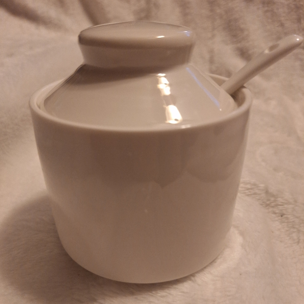 ONTUBE White Ceramic Sugar Bowl with Lid and Spoon. NWOT. 8oz